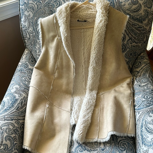 Size Medium Fur Vest! SUPER warm. Great condition like new - Picture 1 of 3